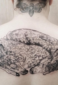 背部黑色线条的睡觉小鹿纹身图案