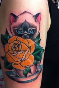 大臂可爱的彩色猫与杯子和玫瑰纹身图案