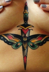 胸部彩色的匕首与蝴蝶纹身图案