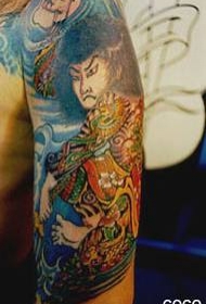 大臂丰富多彩的歌舞伎艺术家纹身图案
