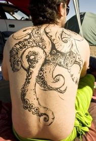 后背黑灰色的章鱼触手纹身图案