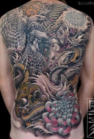 满背漂亮的彩绘蛇老鹰和花朵纹身图案
