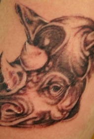 男性手臂上的黑灰犀牛纹身图案