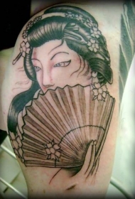 个性的黑色亚洲风格艺妓扇子纹身图案