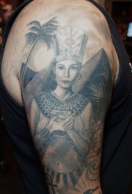 大臂美丽的埃及女王纹身图案