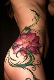 女生侧肋彩色的异国花卉纹身图案