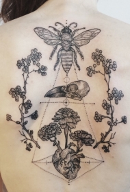 背部黑色线条昆虫植物和乌鸦头骨纹身图案