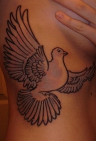 女生侧肋和平之鸽纹身图案