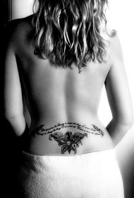 美女腰部骷髅花卉与字母纹身图案