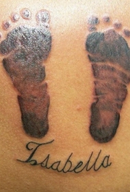 婴儿脚印与名字背部纹身图案