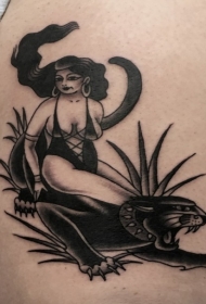大腿old school黑色性感女人与黑豹纹身图案