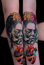 手臂五彩的伤心女人和心脏花朵纹身图案