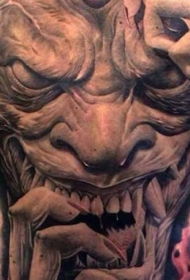 满背惊人的怪物女巫脸纹身图案
