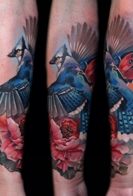 小臂可爱的水彩小鸟与红玫瑰纹身图案