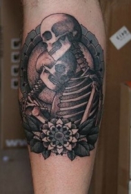 小腿黑灰风格骷髅夫妇与花朵纹身图案