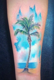 手臂美丽的彩色棕榈树和蓝天纹身图案