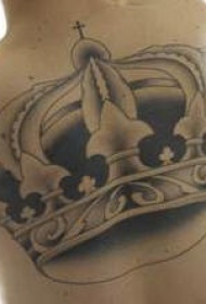背部大皇冠黑灰纹身图案