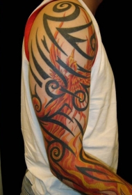 花臂红色凤凰和黑色部落图腾纹身图案