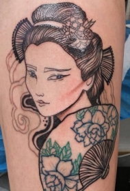 迷人的亚洲艺妓花朵大腿纹身图案