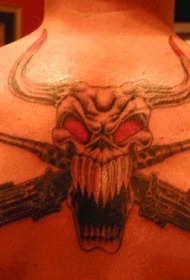 背部恶魔公牛骷髅和手枪纹身图案