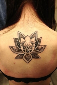 女生背部黑色的部落莲花纹身图案