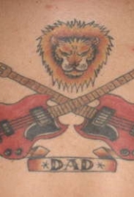 背部狮子与交叉吉他纹身图案