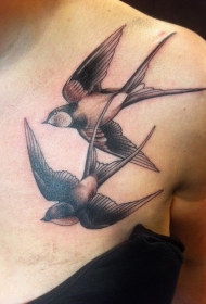 胸部两只燕子黑灰纹身图案