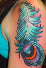 手臂上的蓝色孔雀羽毛纹身图案