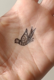 手掌心上的黑色小鸟纹身图案