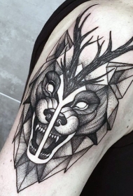 大臂雕刻风格黑色邪恶的狼和鹿纹身图案