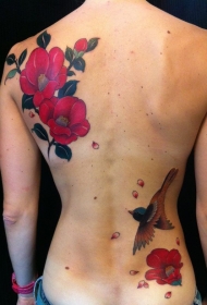 背部红色的花朵和小鸟纹身图案