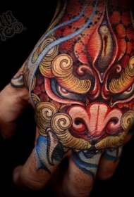 手背亚洲风格的彩色幻想唐狮纹身图案