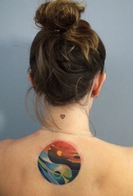 背部彩色的阴阳八卦符号与海面日出纹身图案