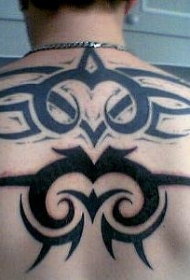 背部传统的黑色标志纹身图案