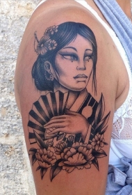 手臂黑色美丽的亚洲艺妓与花朵扇子纹身图案