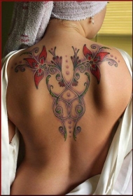 背部可爱的彩绘花朵藤蔓纹身图案