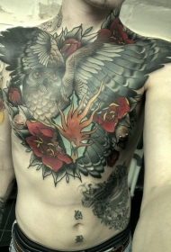 胸部飞行猫头鹰和红色花卉纹身图案