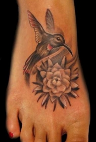 脚背小小的美丽蜂鸟花朵纹身图案