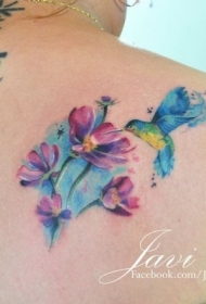 背部水彩画风格漂亮的蜂鸟和花朵纹身图案