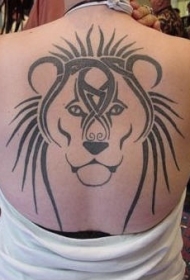 背部黑色线条部落狮子头纹身图案