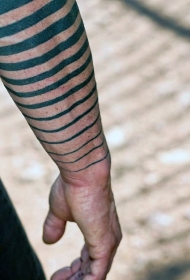 手臂简单的黑色条纹部落纹身图案