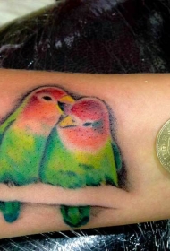 手腕上彩绘恩爱的小鸟纹身图案