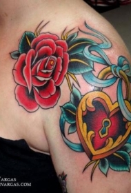 肩部美丽的彩色心形锁与玫瑰纹身图案