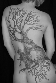 背部伟大的枯树与天使纹身图案