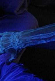 手臂上的骨骼荧光纹身图案