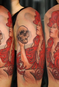 大臂美丽的红头发女巫与骷髅纹身图案