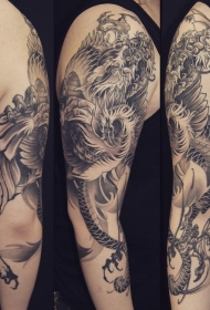 手臂非常细致的黑白亚洲龙纹身图案