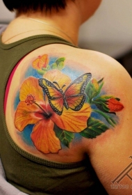 背部漂亮的彩色蝴蝶与花朵纹身图案
