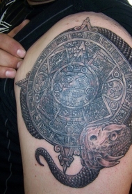 大臂部落太阳神与蛇阿兹特克纹身图案