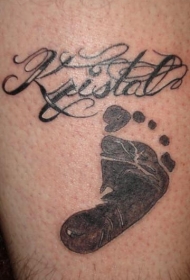 婴儿脚印与字母纹身图案